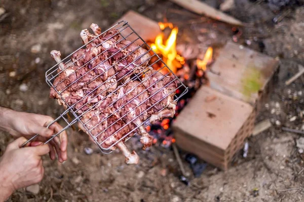 Селективный Фокус Сыром Мясе Сетке Барбекю Пожаре Земле — стоковое фото