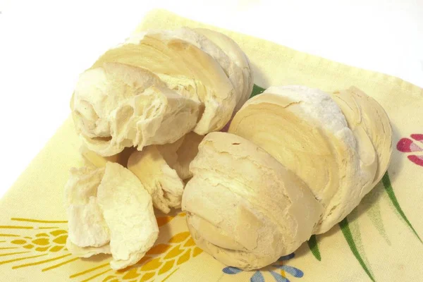 Hög Vinkel Skott Skivade Bröd Bullar Gul Filt — Stockfoto