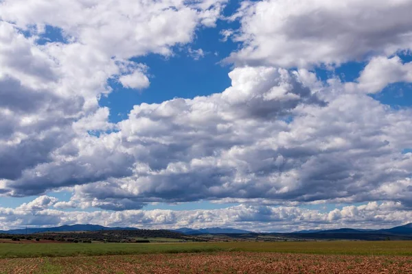 Een Prachtig Landschap Van Pluizige Wolkenformaties Een Groen Landschap — Stockfoto