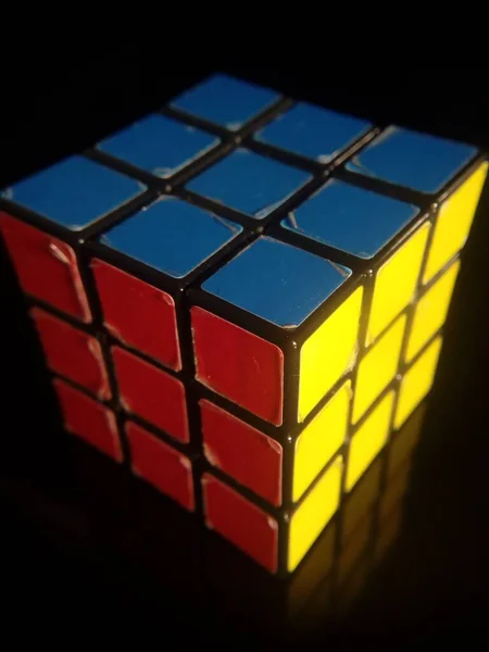 在黑色背景上隔离的Rubik立方体的垂直截图 — 图库照片