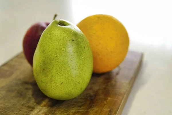 Gros Plan Une Orange Entière Une Poire Verte Une Pomme — Photo