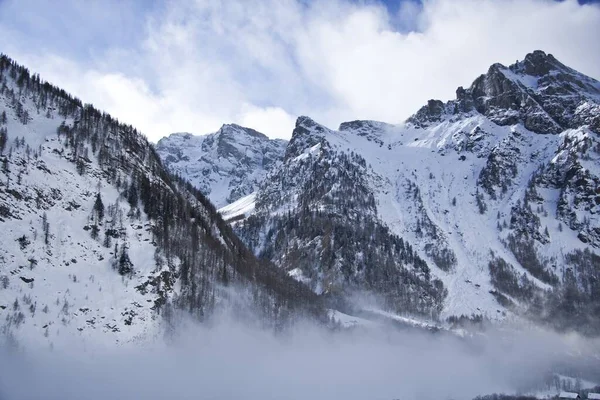 Een Rotsachtige Berg Bedekt Met Sneeuw Mist Winter Met Een — Stockfoto