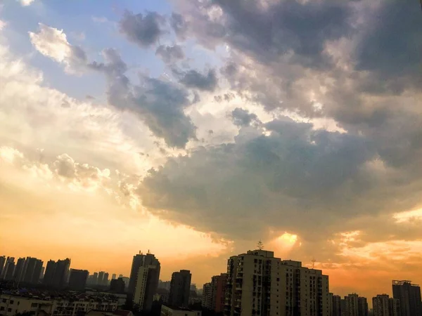 Vacker Natur Solnedgången Himlen Med Färgglada Moln Över Stadsbild — Stockfoto