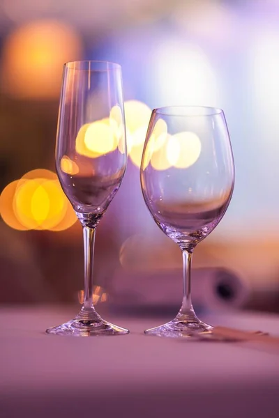 Eine Vertikale Aufnahme Von Zwei Leeren Weingläsern Mit Bokeh Lichtern — Stockfoto