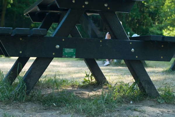 Ένα Μαύρο Ξύλινο Παγκάκι Για Πικνίκ Στο Πάρκο — Φωτογραφία Αρχείου