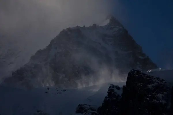 Kamienna Góra Pokryta Śniegiem Mgłą Zimą — Zdjęcie stockowe