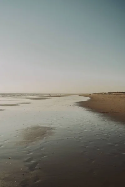 一个美丽的海景平静的大海和巨大的海岸在傍晚 — 图库照片