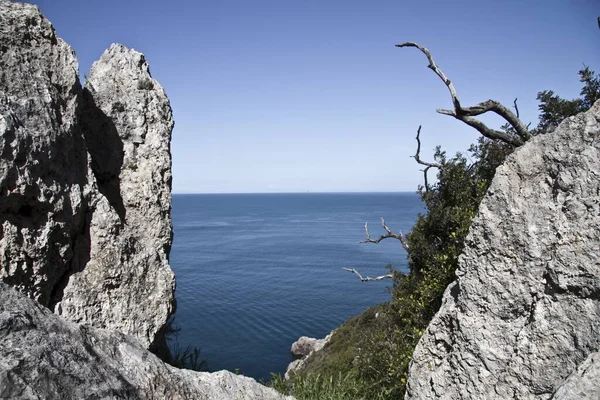 Cala Grande Deki Kayaların Arasında Güzel Bir Deniz Manzarası — Stok fotoğraf