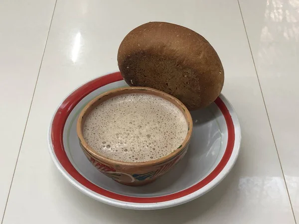 プレート上のパンのローフの横にミルクとメキシコのホットチョコレートのカップの高角度ショット — ストック写真