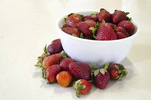 Primer Plano Fresas Frescas Deliciosas Tazón Aislado Sobre Fondo Blanco — Foto de Stock