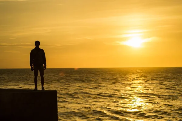 Beautiful Shot Man Silhouette Ocean Glowing Sunshine — Stock Photo, Image