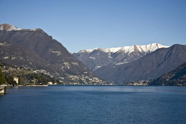 Ein Schönes Ruhiges Meer Umgeben Von Bergen Mit Blauem Himmel — Stockfoto