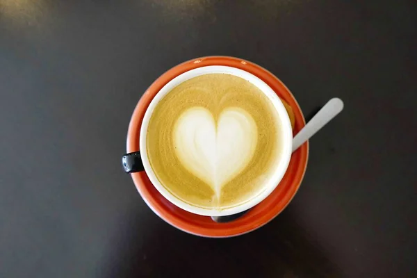 Tiro Ángulo Alto Una Taza Café Con Leche Con Corazón — Foto de Stock