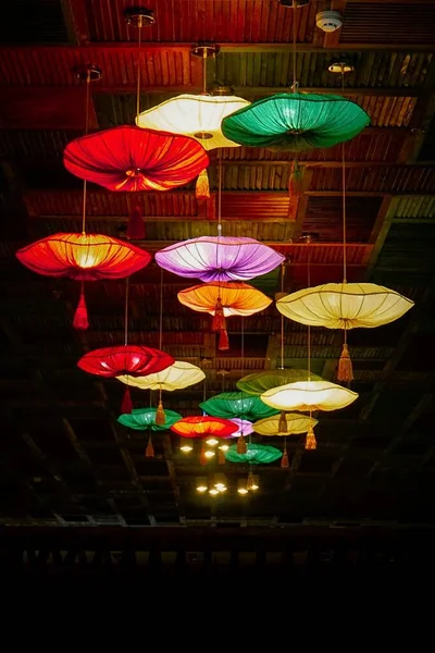 Colpo Verticale Lanterne Decorative Colorate Illuminate Appese Soffitto — Foto Stock