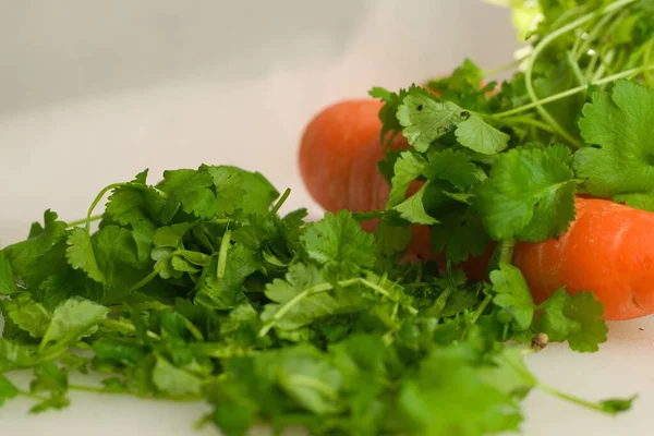 Las Hojas Cilantro Fresco Una Zanahoria Sobre Mesa — Foto de Stock