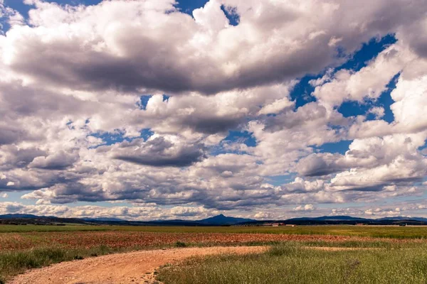 Eine Wunderschöne Landschaft Aus Flauschigen Wolkenformationen Über Einer Grünen Landschaft — Stockfoto