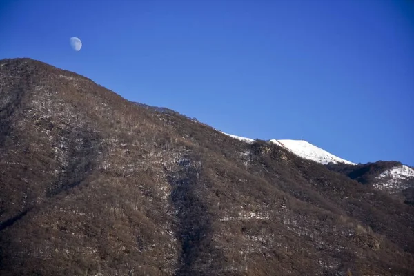 Angle Bas Une Montagne Avec Une Lune Dans Ciel Bleu — Photo
