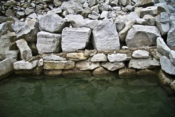 Piękne Ujęcie Zjeżdżalni Skalnej Nad Zieloną Wodą — Zdjęcie stockowe