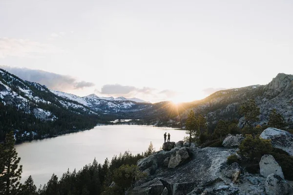 Hermoso Lago Pequeño Rodeado Montañas Nevadas —  Fotos de Stock