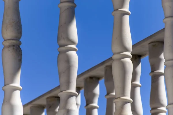 Niski Kąt Ujęcia Białych Słupków Balkonowych Marmuru — Zdjęcie stockowe
