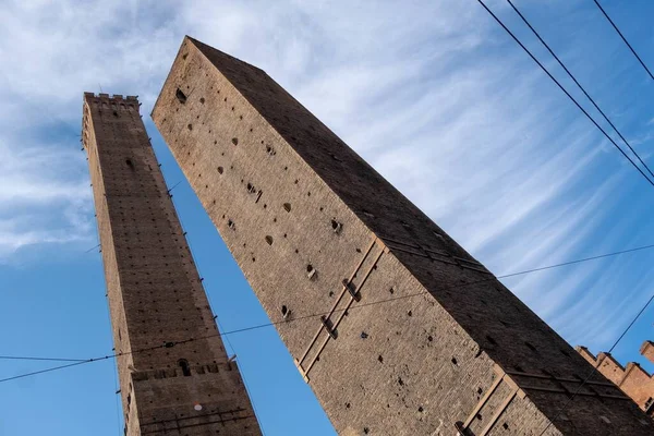 Disparo Ángulo Bajo Las Magníficas Torres Bolonia Capturadas Bajo Cielo —  Fotos de Stock