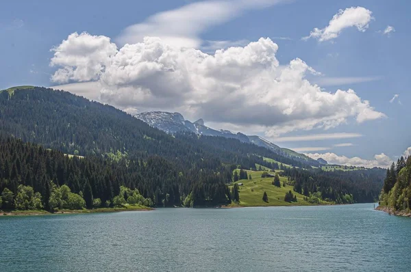 Bel Colpo Lago Montagne Sul Lac Lhongrin Perfetto Vacanze Avventure — Foto Stock
