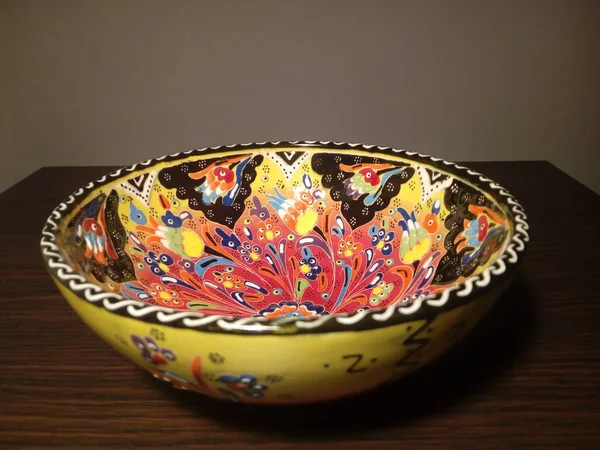 Detailní Záběr Orientální Barevné Keramické Mísy Stole Turecká Keramika — Stock fotografie