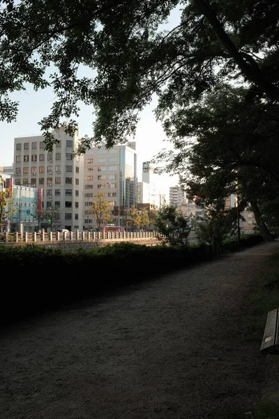 Una Fachada Los Edificios Modernos Junto Con Los Árboles Verdes —  Fotos de Stock