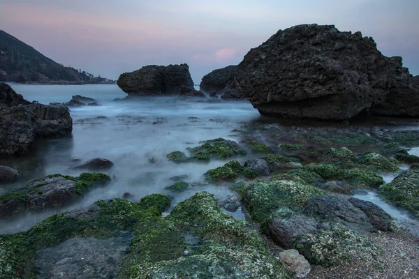 Okyanusta Gün Batımının Manzarası Deniz Kıyısında Büyük Kayalar — Stok fotoğraf