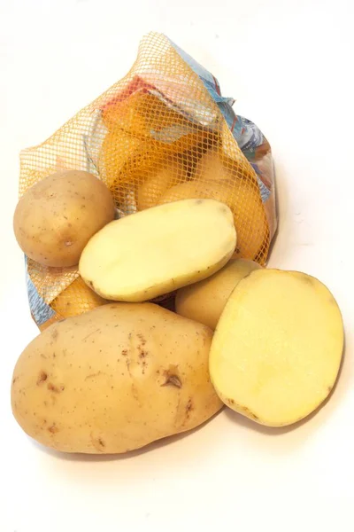 Batatas Orgânicas Saco Rede Isolado Fundo Branco — Fotografia de Stock