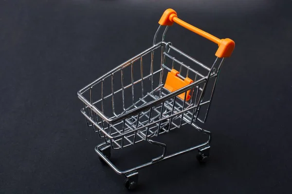 Una Macro Toma Pequeño Carrito Compras Con Mango Naranja Sobre —  Fotos de Stock