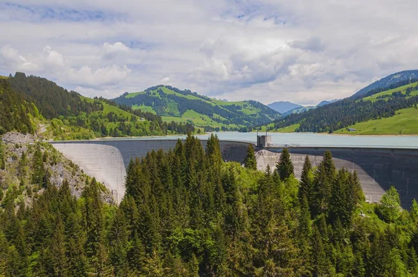 Ein Wunderschöner Blick Auf Den Lac Hongrin Unter Wolkenlosem Blauen — Stockfoto