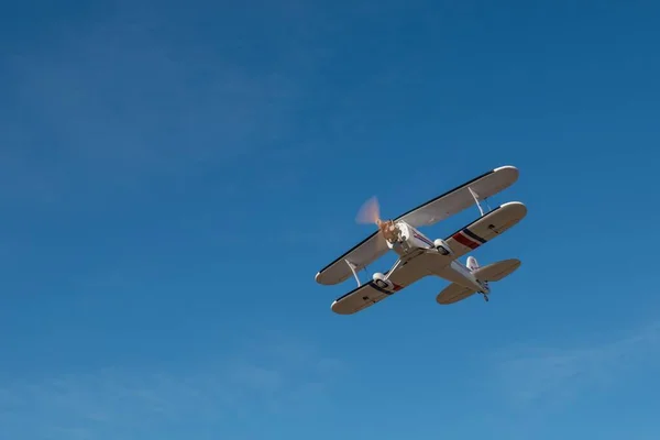 一架白色的旧飞机在蓝蓝的天空中低角飞行的镜头 — 图库照片