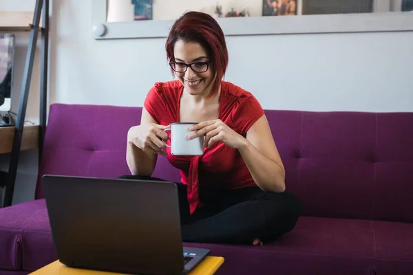 Una Hembra Mediana Edad Sentada Con Una Taza Las Manos —  Fotos de Stock