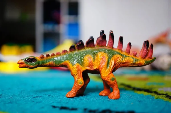 Close Stegosaurus Brinquedo Colorido Tapete Azul Sob Luzes Com Fundo — Fotografia de Stock