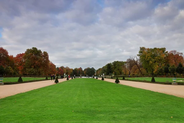 Bulutlu Gökyüzünün Altında Yeşil Çimenleri Ağaçları Olan Güzel Bir Park — Stok fotoğraf