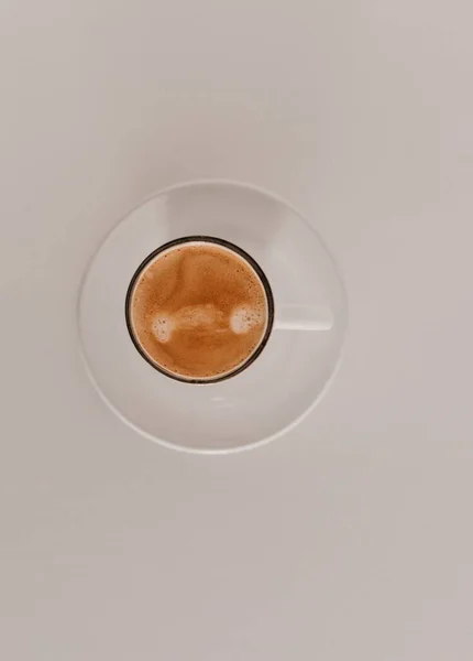 Tiro Vertical Uma Xícara Branca Cappuccino Fundo Branco — Fotografia de Stock