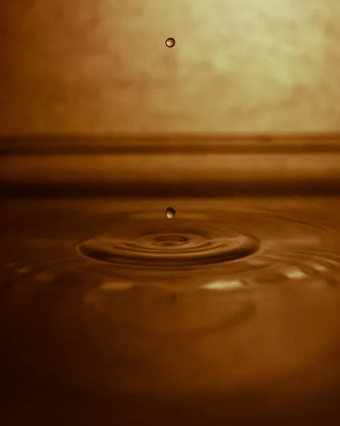 Капание Воды Брызги Желтым Эффектом — стоковое фото