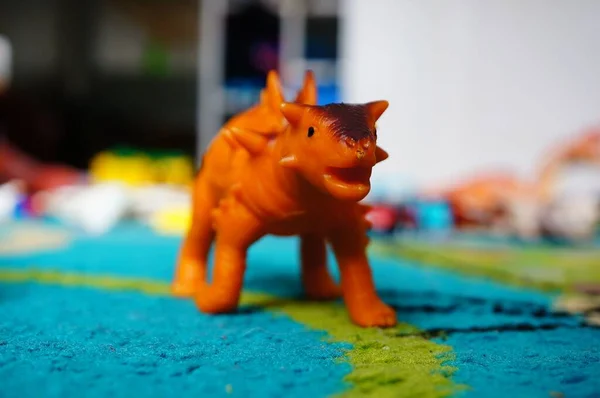 Gros Plan Jouet Orange Ankylosaure Sur Tapis Coloré Sous Les — Photo