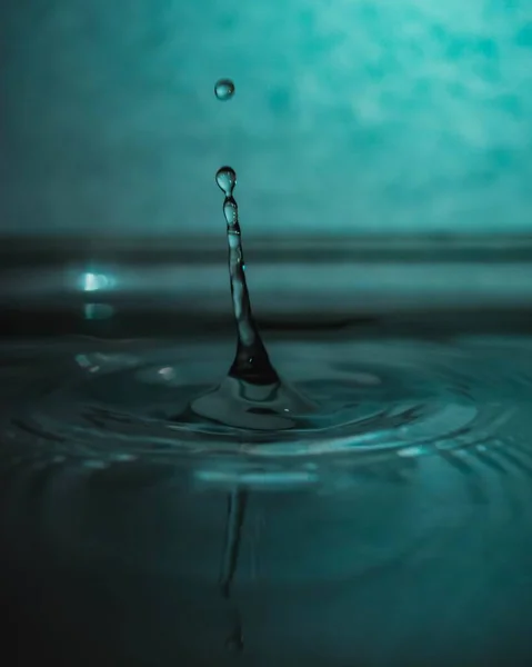 水が滴下し 青い効果で飛び散る — ストック写真