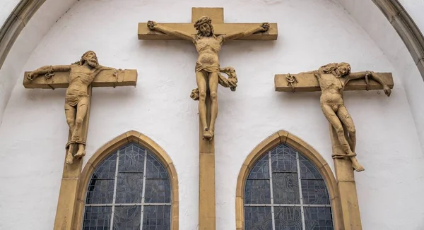 Низький Кут Пострілу Християнських Статуй Христом Висить Хресті Оснабрюці Німеччина — стокове фото