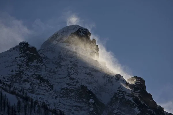 Tiro Ângulo Baixo Uma Montanha Rochosa Coberta Neve Nevoeiro Durante — Fotografia de Stock