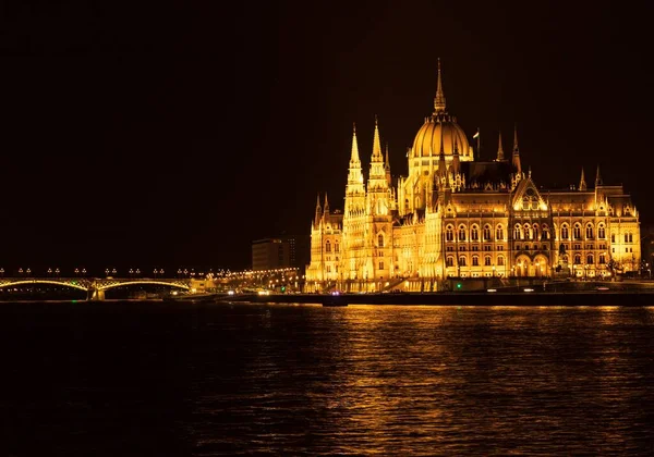 Castelo Com Várias Torres Cúpulas Danúbio Banco Budapeste Hungria Noite — Fotografia de Stock