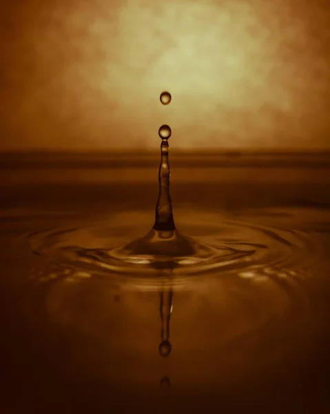 Agua Goteando Salpicando Con Efecto Amarillo — Foto de Stock