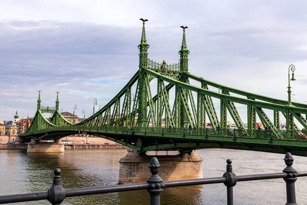 Liberty Bridge Přes Řeku Budapešti Maďarsko Některými Vozidly — Stock fotografie