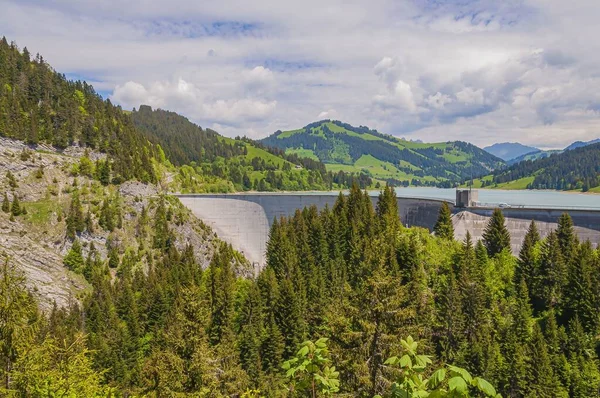 Eine Schöne Aufnahme Des Staudamms Von Lac Hongrin Mit Bergen — Stockfoto