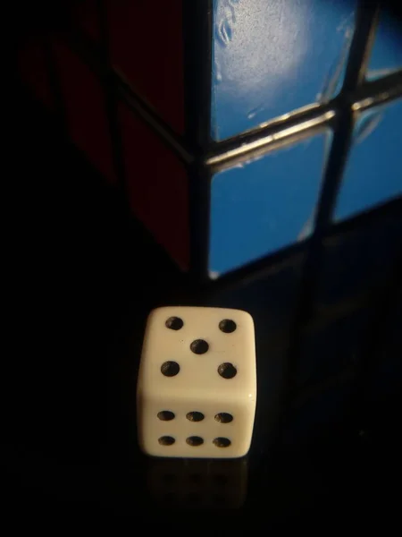 Zbliżenie Ujęcie Białej Kości Kostki Rubika Odizolowane Czarnym Tle — Zdjęcie stockowe
