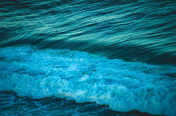 Egy Gyönyörű Közeli Felvétel Élénk Kék Óceán Hullámairól — Stock Fotó