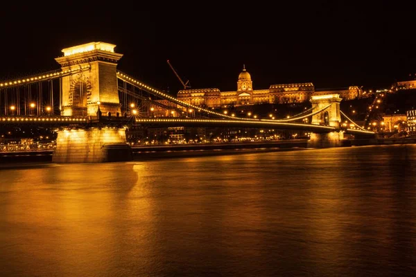 Міст Через Річку Будапешті Угорщина Освітлює Вночі — стокове фото