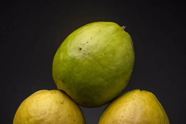 Gros Plan Des Trois Limes Fraîches Juteuses Brillantes Isolées Sur — Photo